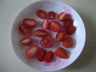 地中海风味小炒：番茄牛油果炒虾,圣女果切两半