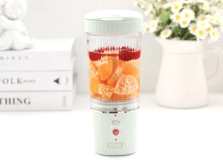 蔓越莓沃柑冷萃果茶,把6颗蔓越莓和沃柑放入杯中，倒入80毫升纯净水。