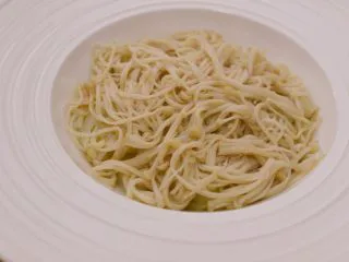 金针酸汤肥牛,铺在盘底。