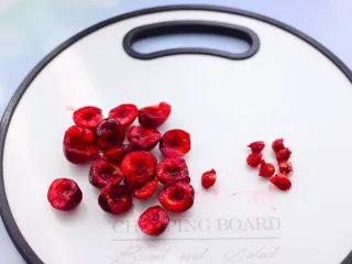 车厘子草莓冰奶昔,清洗干净的车厘子,切开后取出核不要。