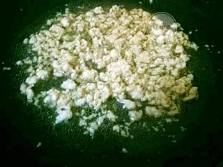 肉沫豆腐蒸蛋,加少许清水煮开，用一勺尖淀粉调成水，煮至汤汁粘稠即可～