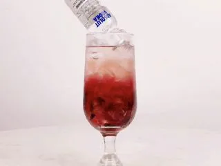 花看半开，酒饮微醺，是人生最好的状态,将白伏特加酒开瓶，斜放入杯中