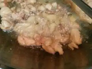 东南亚风味 【黑胡椒鸡块】,入油锅炸成金黄色捞起沥干油。