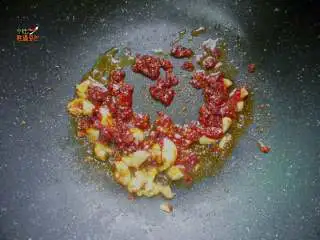 馋嘴蒜香茄条,放入2少豆瓣酱炒香,炒出红油