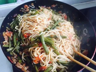 超级下饭的豆角焖饭，爱吃面食的北方人不容错过,15分钟后，翻面，搅拌均匀，让面着色
