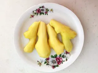 百搭风味辣椒酱,鲜姜清洗干净，削皮