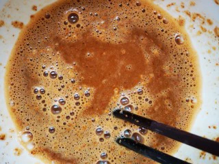 川香麻辣风味烤翅,加入35克清水搅拌均匀