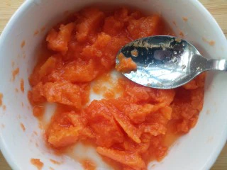 椰香木瓜鲜奶,捣成泥