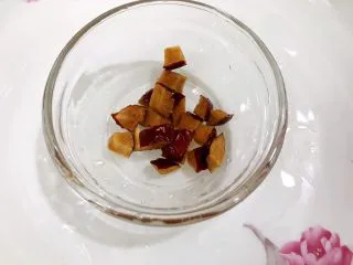 广式小吃——钵仔糕,玻璃钵仔豌里放入红枣丁