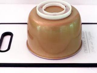 陕西小吃—凉皮,面团盖保鲜膜,上倒扣一盆,室温醒发30分钟。