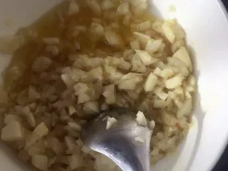 大新疆风味炸酱面 ,再告诉大家一个小小小小的秘密，做为吃货可能都知道的，吃面配点蒜，那种滋味大概只有吃过的人才知道了。把蒜剁成末，然后把油烧热，泼到盛蒜的碗里，就欧克了～