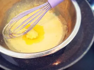 街头流行美食～【岩烧乳酪】,加入黄油搅匀。