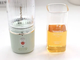 蔓越莓沃柑冷萃果茶,萃取好的茶汁倒入杯中备用。