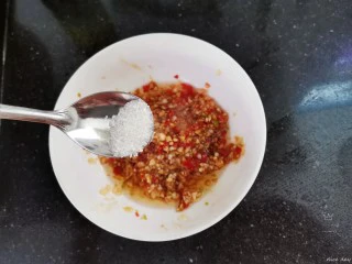 粉丝蒸金针菇,加入白糖