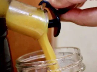 三色冰水果汁,橙汁装入杯子里，放入冰箱速冻6小时候以上