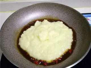 咖喱土豆盖饭,倒入土豆泥；