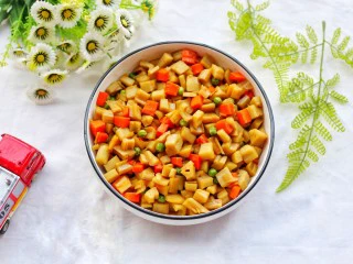 下饭神器小炒藕丁,翻炒匀，加少许水煮至稍干即可出锅。