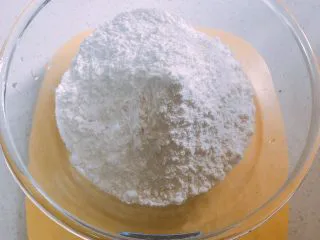 家庭自制凉皮,称好面粉