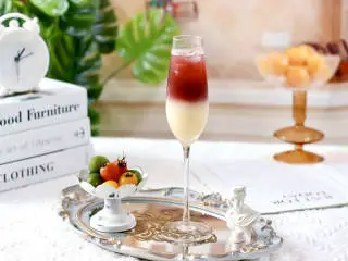 养乐多红酒气泡饮,做法是不是巨简单，关键是口感惊艳好喝，偷偷告诉你，微醺的感觉太爽咯。