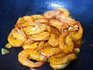 新年餐·茄汁大虾,均匀的翻炒至每一只大虾都裹上酱汁