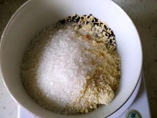  人气小吃糖不甩,将熟花生仁、芝麻和白糖混合，搅拌均匀