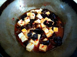 木耳黄瓜烧豆腐,加入豆腐，大火烧开，加入少许糖