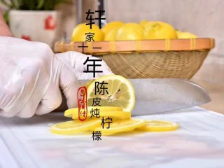 止咳化痰-陈皮冰糖柠檬膏(不含川贝),用盐洗干净柠檬表皮的蜡,然后自然晾干或用厨房纸把水分擦干至无水滴即可。柠檬头尾切除不要,将柠檬切成片挑核~柠檬籽是苦的!记得一定要祛籽~