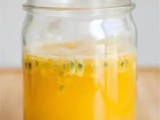 夏威夷风情果汁,挖出百香果 籽，并且去除连带出来的纤维层。百香果籽加点水混合均匀；如果有没有挑拣出的纤维，会在这个步骤中浮上水面，把它们挑掉就好了。