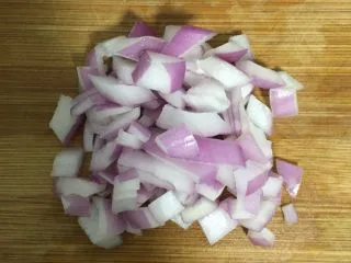 创意鹅肝甜点,洋葱切碎