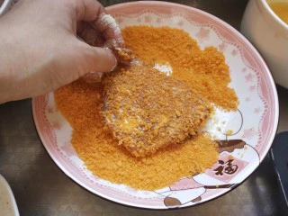 烤箱香酥大鸡排,最后裹上面包糠