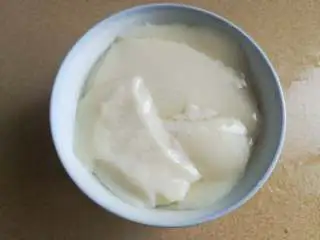 家乡小吃——姜汁红糖豆花,用大汤勺摇出装入碗中