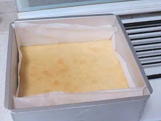 法式小甜点【椰蓉柠檬小方】,烤至四周微黄,将烤好的饼底取出,略微放凉一下