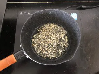 香菇肉末蒸豆腐,倒入姜蒜末炒香。