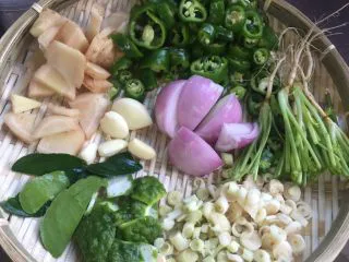 泰式青咖喱酱·东南亚风味,把所以材料处理完毕。