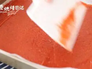 山楂之恋在秋季,经典小吃都在这了~,果丹皮做法:将炒好的山楂泥倒入铺了油纸的烤盘内,厚度约在0.3cm左右,用刮板刮平。