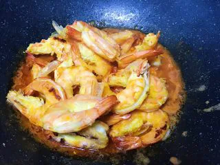 新年餐·茄汁大虾,倒入炸好的大虾