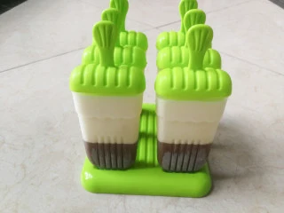 巧克力双色雪糕,冷冻好的雪糕取出,用冷水冲模具外部后,拔取雪糕棒脱模