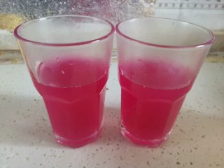 紫薯柠檬冻撞奶,倒入杯子里晾凉凝固