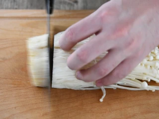 金针菇好吃又简单的做法，超级下饭哦！,金针菇洗净，切去根部