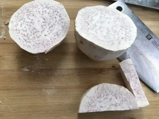 潮汕甜点简单做,反沙芋头,荔浦芋头削皮,切开。