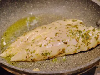 秘制异国风味鸡胸肉腌料&绝佳搭配 （减肥必备）,照旧 平底锅先放油煎鸡排