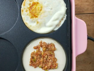 复刻街头美食~网厨第一个肉蛋堡,还是用筷子铺上一层肉馅。