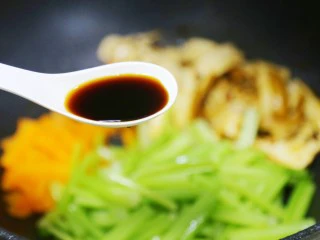 无敌下饭的芹菜炒香干,加一勺生抽。