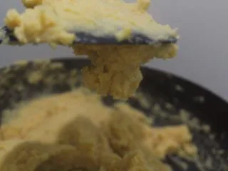 老北京小吃之“豌豆黄”,翻炒到这种程度,铲子朝下上面的豌豆泥不会掉下来就关火。