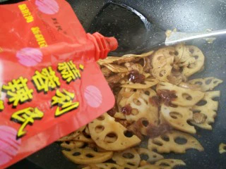 #猪年#莲藕炒肉,之后放入蒜蓉辣酱