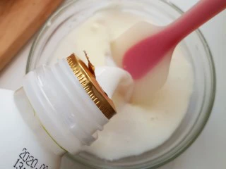 缤纷水果西米露,把淡奶油,糖水和椰汁混合,配比依据个人喜好,我椰汁倒得略多一些,吃起来椰香味十足