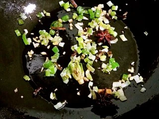 嘎巴菜――天津传统小吃,然后加入葱,姜末继续爆香。