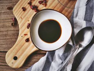 宫保鸡丁(无油 健康低脂),再放入一勺酱油、生抽、料酒 (勺子的大小我拍在旁边了 供大家参考)