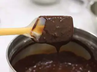 秋冬能量甜点—布朗尼,两次打发的蛋液完全加入拌匀后的状态