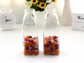 彩色芋圆奶茶,把芋圆放入瓶底。